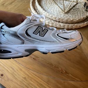 New Balance White & Navy 530 Sneakers. 10.5 women; 9 mens